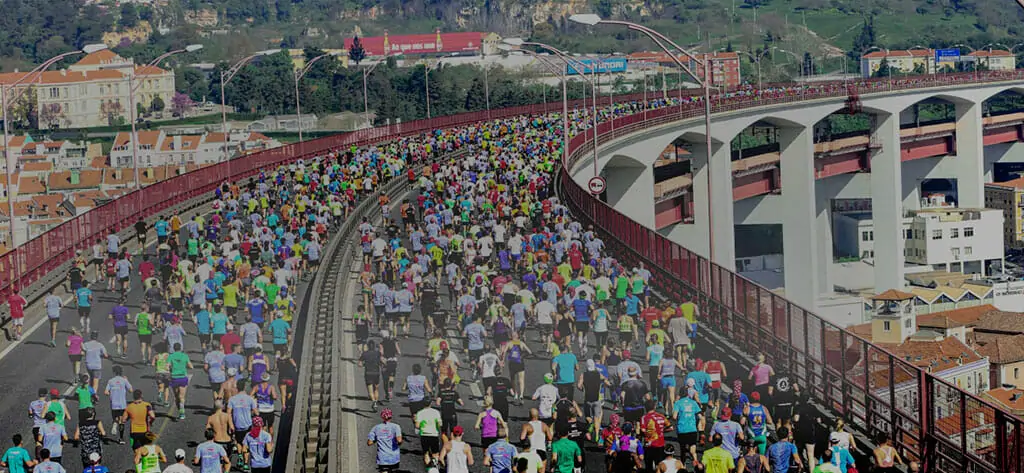 Participante da EDP Meia Maratona e Vodafone 10K a correr na ponte 25 de Abril a caminho de Alcântara.