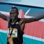 Kibiwott Kandie recordista da meia maratona a celebrar com a bandeira Quenia!