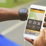 Corredor a ler a newsletter do Maratona Clube de Portugal no seu telemóvel.