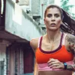 Atleta feminina a treinar à frente de um atleta masculino!