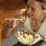 Corredora come uma refeição nutritiva após o treino para Meia Maratona.