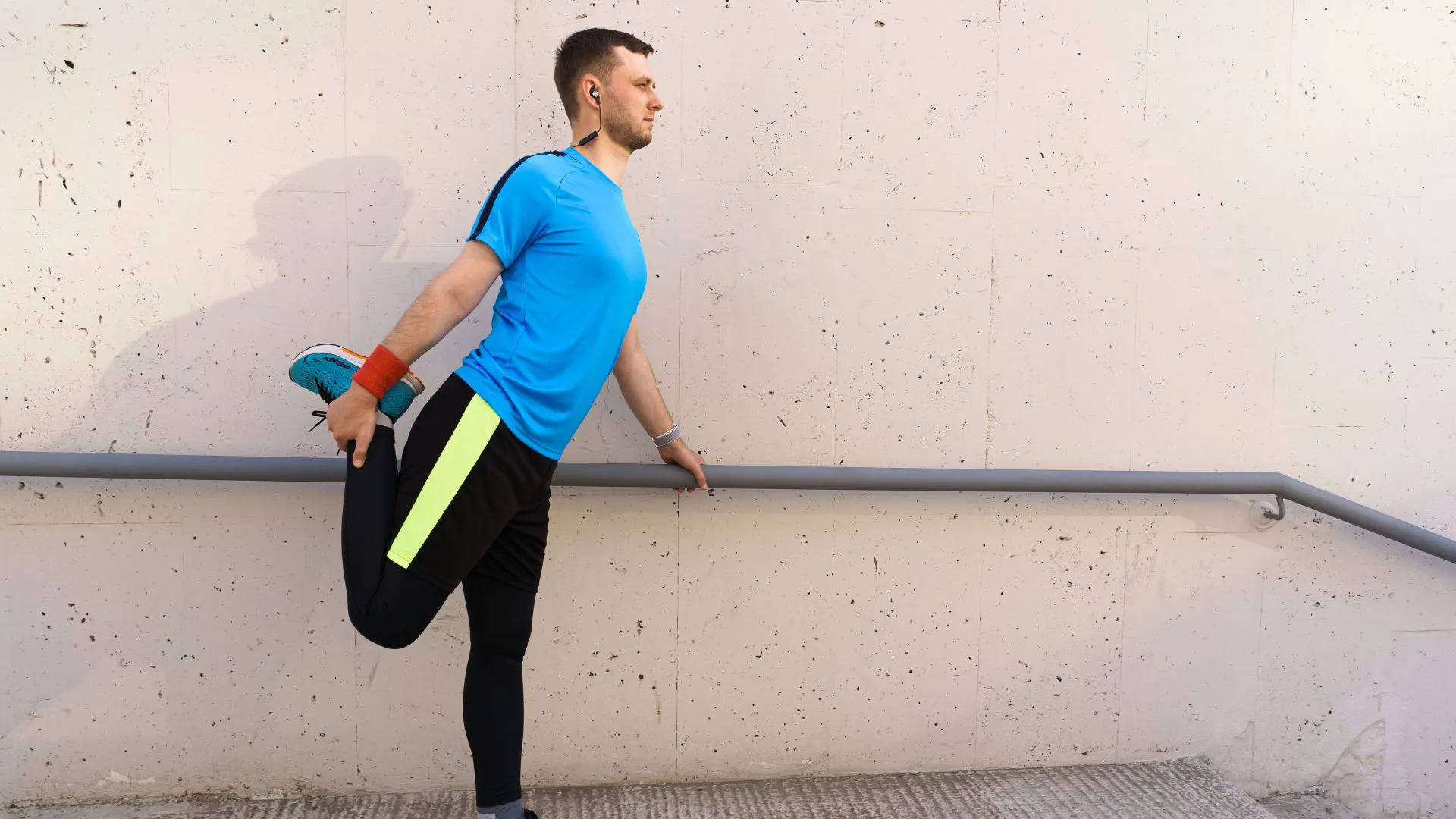 Corredor que vai começar a correr alonga as pernas.