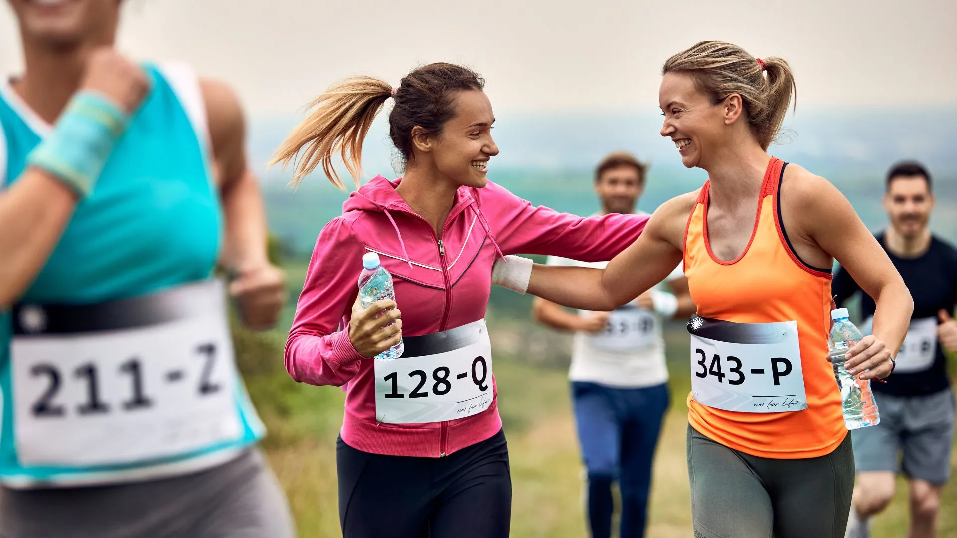 Corredores apoiam-se mutuamente durante uma Meia Maratona.