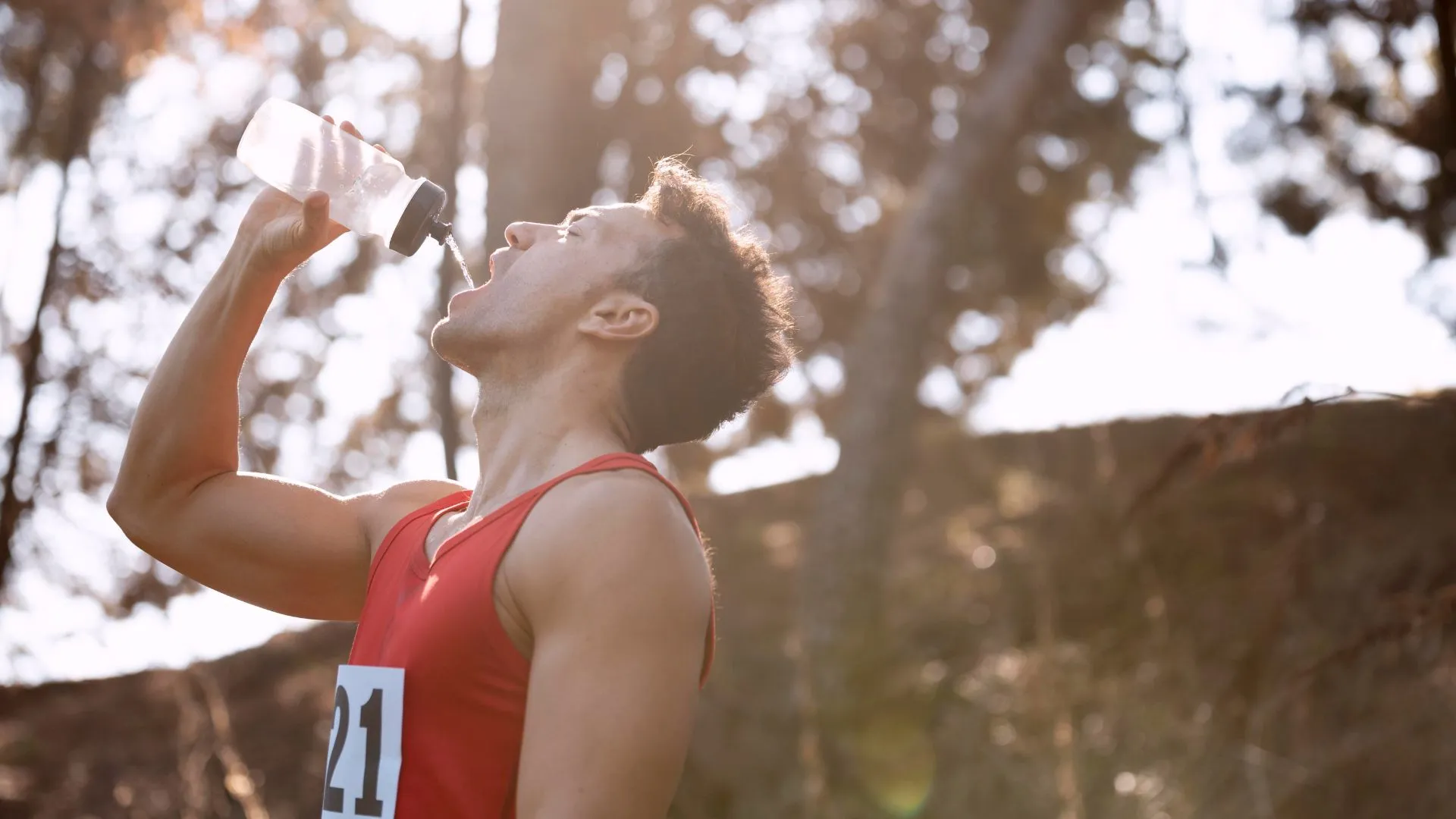 Corredor segue um plano de hidratação durante a Meia Maratona.