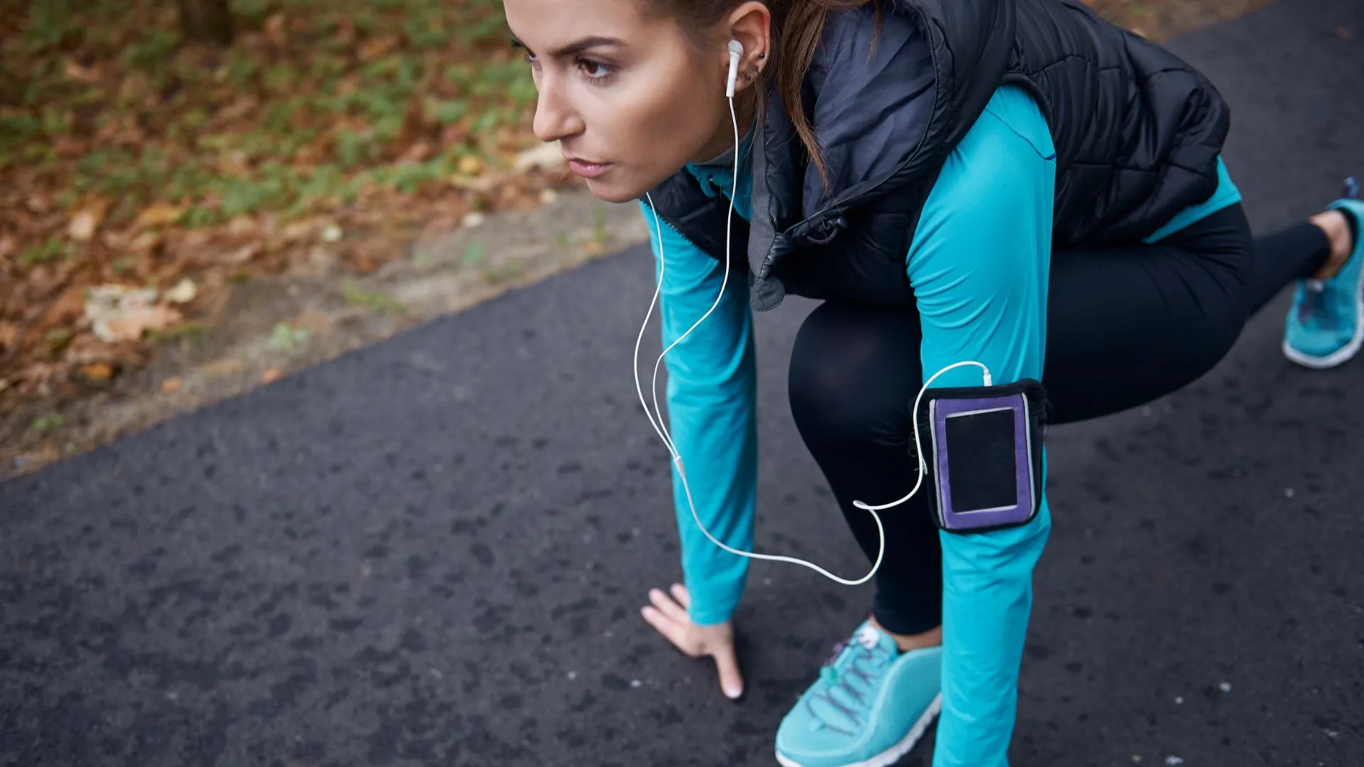 A runner prepares for cadence-focused drills to improve efficiency.