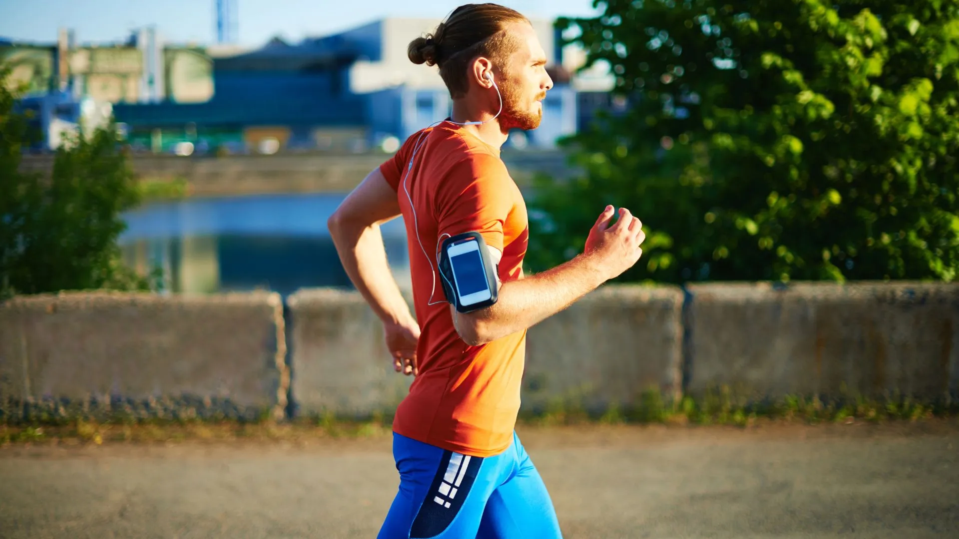 Atleta focado nos benefícios de correr de manhã.