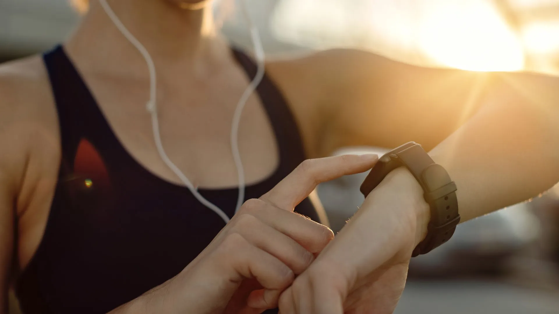 Corredora controla o tempo durante uma série de exercícios intervalados.