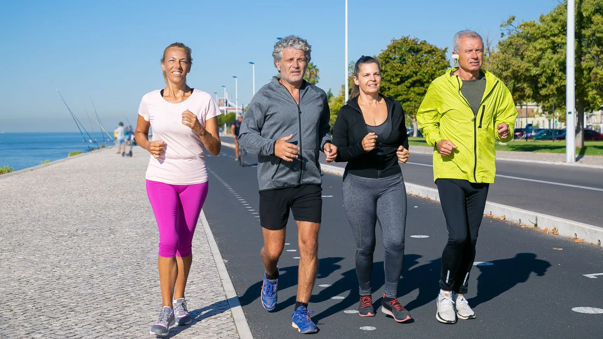 Corredores com mais de 40 anos, focados nos benefícios de correr para a saúde.