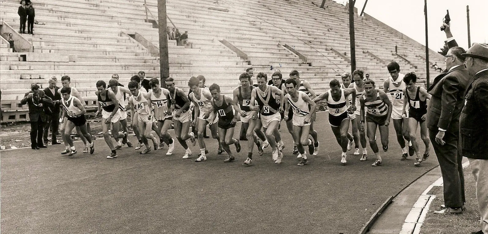 atletas a correr numa maratona antiga