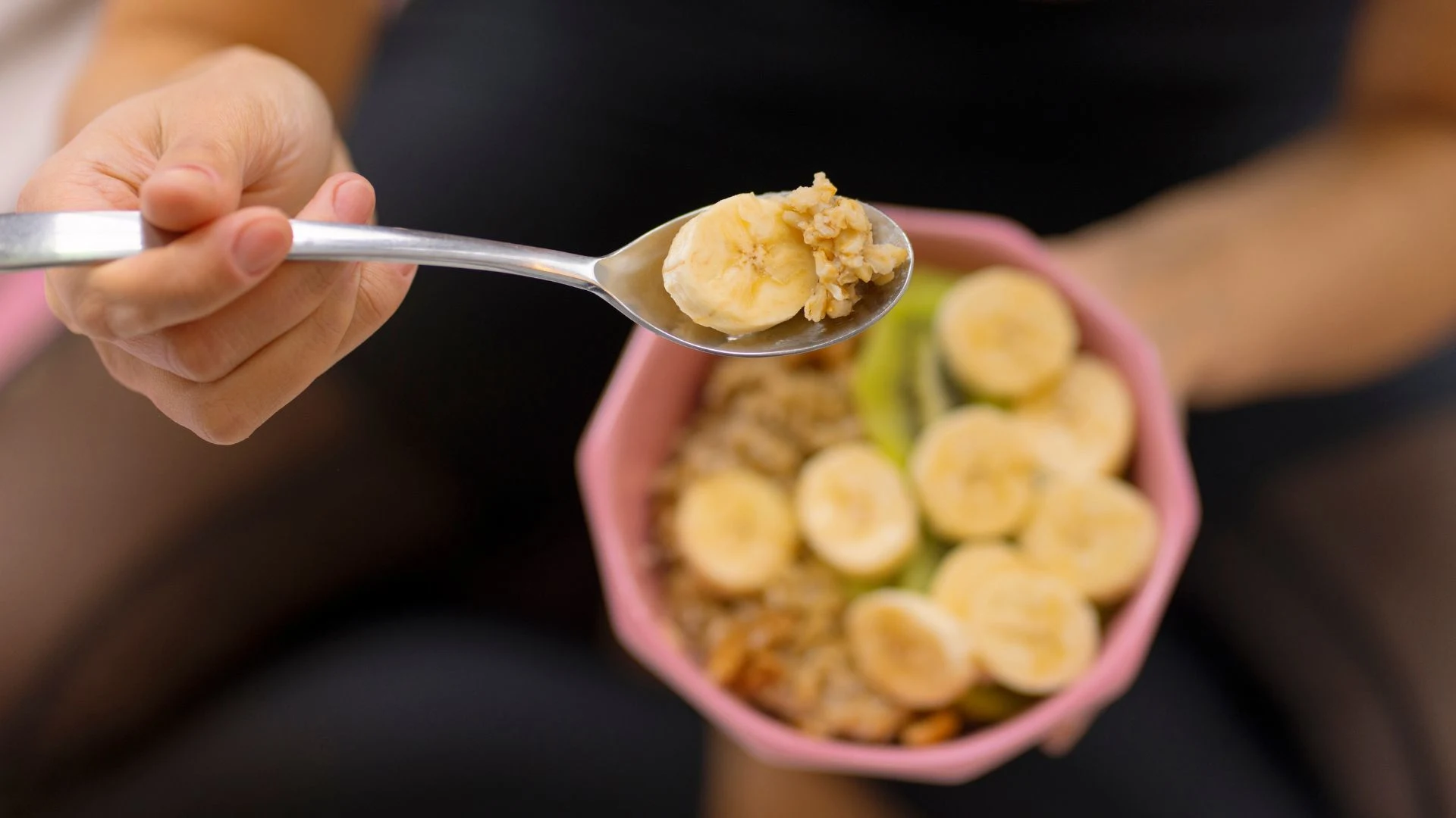 A bowl of oatmeal topped with sliced bananas, serving as the best pre-run fuel for quick digestion and sustained energy.
